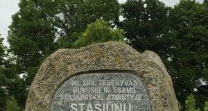 "Bijau, kad kitaip Stasiūnai prapuls", - apie idėją kaimą įamžinti akmeniu sakė Gintautas Jonas Kulys. V. Kulytės nuotr.
