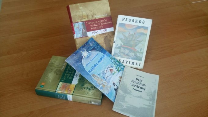 Iš gimnazijos bibliotekos fondų. Lietuvių egzodo vaikų ir jaunimo antologijos ir Aldonos Kandroškaitės leidiniai. Rūtos Vilutienės nuotr. 