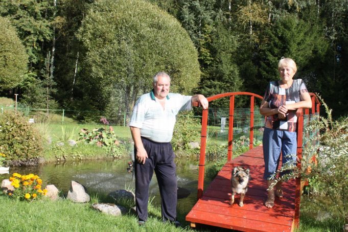 Birutė ir Alfredas Dzikavičiai negaili laiko ir darbo tam, kad sodyboje žydėtų gėlės ir būtų tvarkingas kiekvienas jos kampelis. 