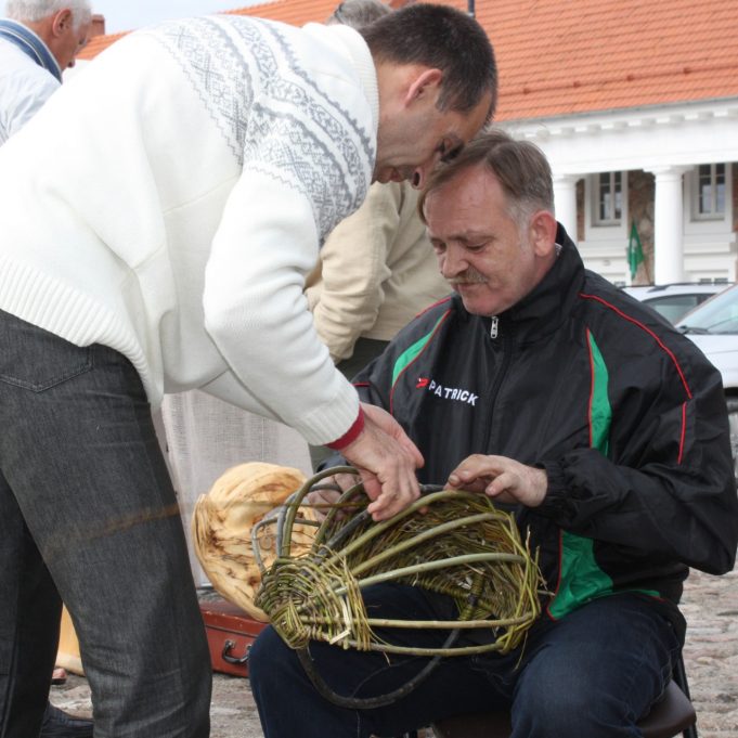 Krepšį galėjai ne tik nusipirkti, bet ir pasimokyti jį pinti.