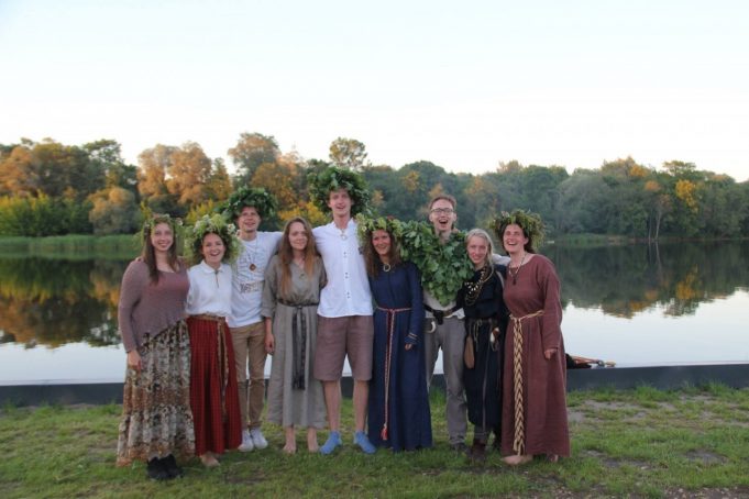 Lietuvos jaunimo ramuvos folkloro ansamblis „Devyniaragis“ Rokiškio jaunuoliams pristatys šiuolaikiškai skambančias folkloro dainas. Asmeninio archyvo nuotr.