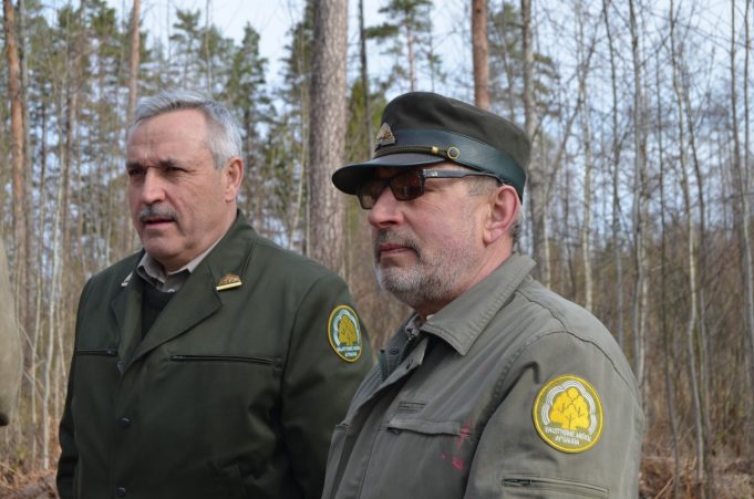 Rokiškio miškų urėdijos Rokiškio girininkijos girininkas Ričardas Mieliauskas (dešinėje). A. Minkevičienės nuotr.