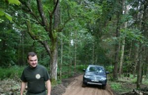 Miško kelių remonto darbai baigti. Vieną objektų apžiūri Obelių girininkas Vidmantas Šarkambiškis. Rokiškio miškų urėdijos nuotr.
