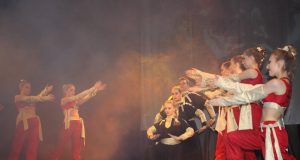 Norintieji patekti į šiuolaikinio ir modernaus šokio grupę „Fiesta“ turi įveikti atranką. Redakcijos archyvo nuotr.