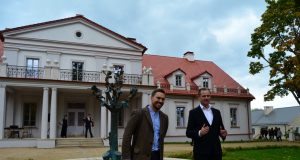 Skulptorius Kęstutis Dovydaitis (kairėje) ir dvaro šeimininkas Vaidas Barakauskas. A.Minkevičienės nuotr.