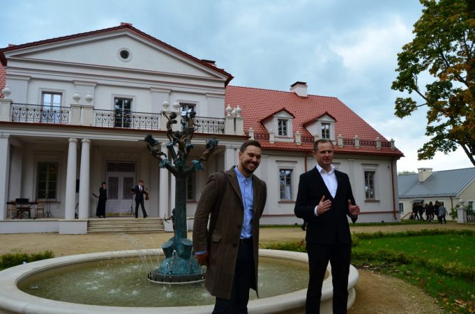 Skulptorius Kęstutis Dovydaitis (kairėje) ir dvaro šeimininkas Vaidas Barakauskas. A.Minkevičienės nuotr.