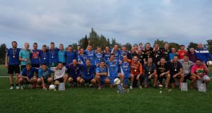 „Entuziastų“ klubo organizuoto futbolo turnyro komandų finalininkių bendra nuotrauka. „Entuziastų“ klubo archyvo nuotr.