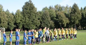 Pasisveikinimas su grėsmingu varžovu – Panevėžio futbolo akademijos antrąja komanda (šviesesnė apranga).