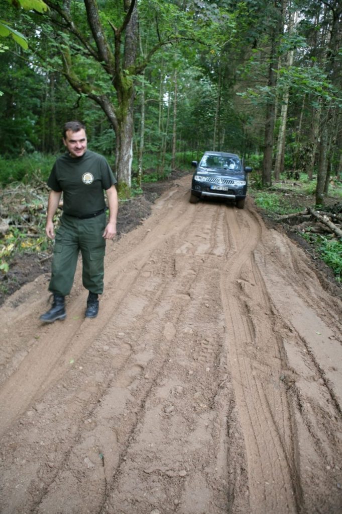 Objektą apžiūri Obelių girininkas Vidmantas Šarkambiškis. Rokiškio miškų urėdijos nuotr.