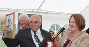 Vilniaus rokiškėnų klubo ,,Pragiedruliai“ prezidentas Algis Narutis (viduryje) Kurkliečių kaimo žmonių susitikime.