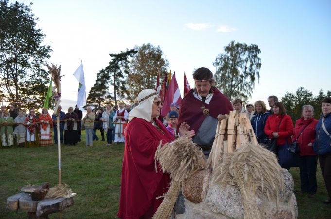 Ant Moškėnų piliakalnio - BAltų vienybės ir rudens lygiadienio šventė. A.Minkevičienės nuotr.