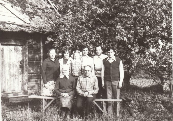 1977 m. Guzevičių šeima prie senosios savo sodybos.