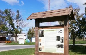 Prie kelio posūkio – tarsi atverstas knygos puslapis. A. Domarkaitės nuotr.