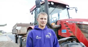 Važiuodamas parsivežti žiemkenčių sėklos, Justinas Mikalauskas trumpam stabtelėjo pasikalbėti. A. Domarkaitės nuotr.