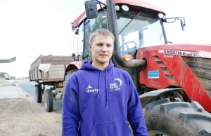 Važiuodamas parsivežti žiemkenčių sėklos, Justinas Mikalauskas trumpam stabtelėjo pasikalbėti. A. Domarkaitės nuotr.