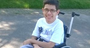 Nerijui Vasiliauskui lengviau judėti naujuoju neįgaliojo vežimėliu. Asmeninio archyvo nuotr.