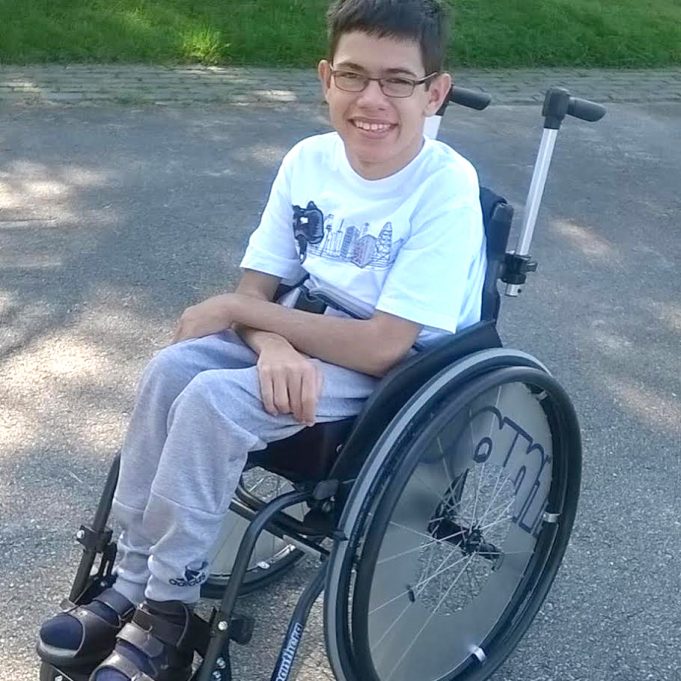 Nerijui Vasiliauskui lengviau judėti naujuoju neįgaliojo vežimėliu. Asmeninio archyvo nuotr. Nerijui Vasiliauskui lengviau judėti naujuoju neįgaliojo vežimėliu. Asmeninio archyvo nuotr.