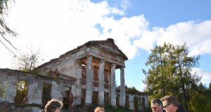 Jautri viešnagė Onuškio dvare: (iš kairės) Palėvenės dvaro šeimininkė Nijolė Marija Milaknienė, Onuškio muziejininkė Elena Blažienė, Komarų dinastijos tęsėjai Piotras ir Janas Dzvonkovskiai. A. Minkevičienės nuotr.