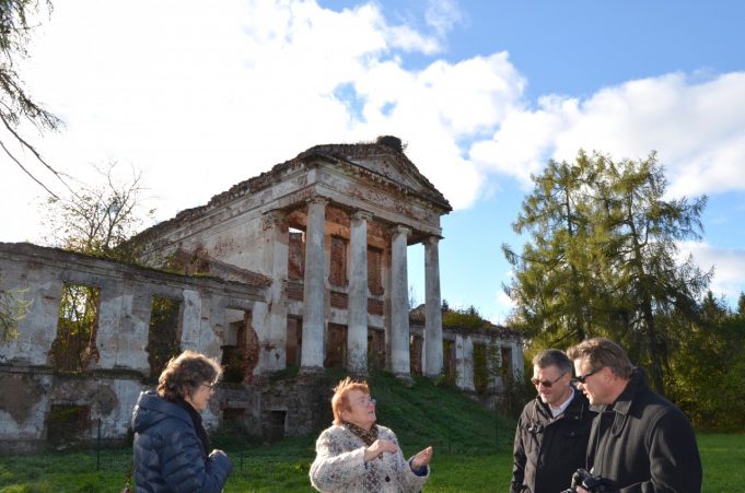 Jautri viešnagė Onuškio dvare: (iš kairės) Palėvenės dvaro šeimininkė Nijolė Marija Milaknienė, Onuškio muziejininkė Elena Blažienė, Komarų dinastijos tęsėjai Piotras ir Janas Dzvonkovskiai. A. Minkevičienės nuotr. Jautri viešnagė Onuškio dvare: (iš kairės) Palėvenės dvaro šeimininkė Nijolė Marija Milaknienė, Onuškio muziejininkė Elena Blažienė, Komarų dinastijos tęsėjai Piotras ir Janas Dzvonkovskiai. A. Minkevičienės nuotr.