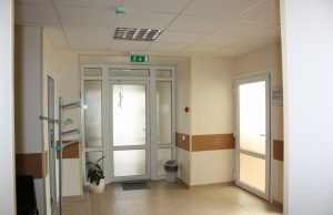 Kalėdinė eglutė – atnaujintose patalpose Vaikų konsultacijos patalpos gražėja. N. Šulcienės nuotr.