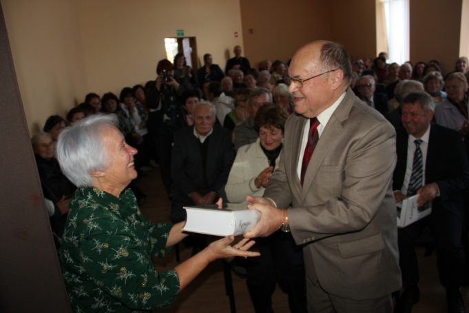 Knygos sudarytojas V. Mačiekus monografiją dovanojo Rokiškio krašto muziejaus istorikei Onutei Mackevčienei. 