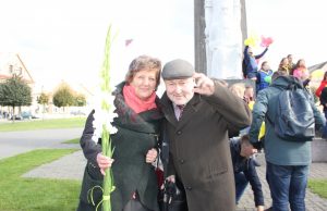 Robertas Antinis viešnagės Rokiškyje metu džiaugėsi galimybe pabendrauti su Krašto muziejaus direktore Nijole Šniokiene. D. Zibolienės nuotr.