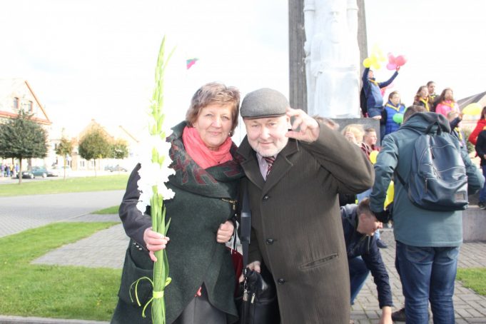 Robertas Antinis viešnagės Rokiškyje metu džiaugėsi galimybe pabendrauti su Krašto muziejaus direktore Nijole Šniokiene. D. Zibolienės nuotr.