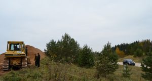 Naujasodės kaime pilamas žvyro kalnas – gera žinia Onuškio kaimui, kad pavasarį prasidės žvyrkelio remontas. A. Minkevičienės nuotr.