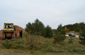 Į Skemus – asfaltu Naujasodės kaime pilamas žvyro kalnas – gera žinia Onuškio kaimui, kad pavasarį prasidės žvyrkelio remontas. A. Minkevičienės nuotr.