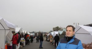Algis Raginskas: „Rokiškio žmonės draugiški ir dosnūs, tik oras mugei pasitaikė prastas.“ A. Minkevičienės nuotr.