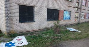 Seniūno Valdo Adomonio teigimu, sulaužytus piešinius seniūnijos darbuotojai pabandys sutaisyti. L. Dūdaitės-Kralikienės nuotr.