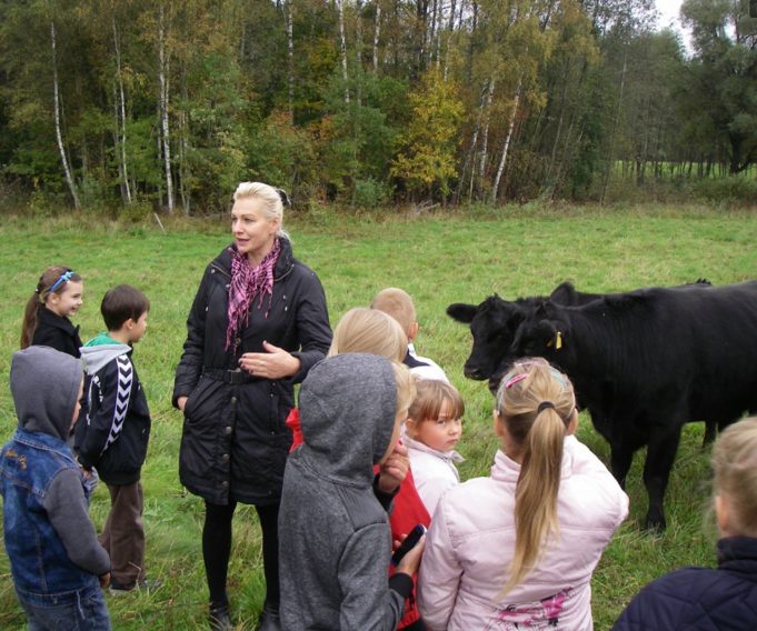 Panemunėlio pagrindinės mokyklos pradinukų viešnagė Birutės Kairienės ūkyje. Panemunėlio pagrindinės mokyklos archyvo nuotr. 