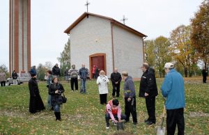 Skemų socialinės globos namų koplyčią papuošė ąžuoliukai. Skemų SGN archyvo nuotr.