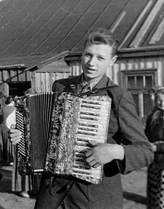 Kaimo žmonių prisiminimus rinkęs Romas Kaunietis gretimame Gineišių kaime Jankūnų sodyboje šokių repeticijos metu, 1961 m. Romo Kauniečio asmeninio archyvo nuotr.