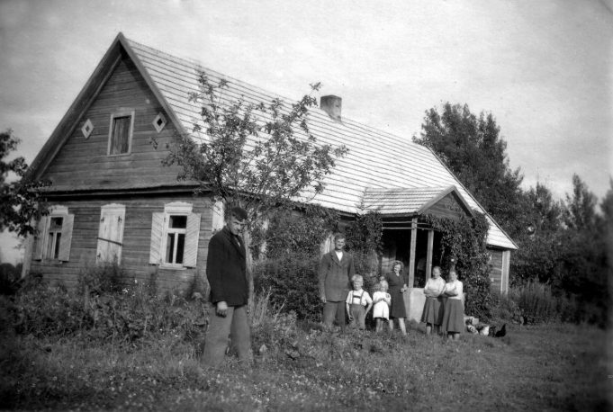 Romo Kauniečio tėvų namas Buivydžiuose, prie obels stovi jo krikšto tėvas Vytautas Jakučionis, 1950 m.