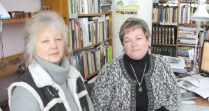 Juodupės bibliotekos darbuotojos (iš kairės) vyr. bibliotekininkė Liucija Užtupienė ir bibliotekos vedėja Renata Bernatonienė prieš Kalėdas juodupiečius pakvies pasimokyti puošybos meno. N. Šulcienės nuotr.