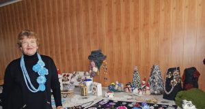 Ragelietė Julija Jasiūnienė prie savo rankdarbių. Bibliotekos archyvo nuotr.