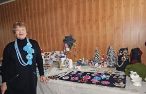 Ragelietė Julija Jasiūnienė prie savo rankdarbių. Bibliotekos archyvo nuotr.