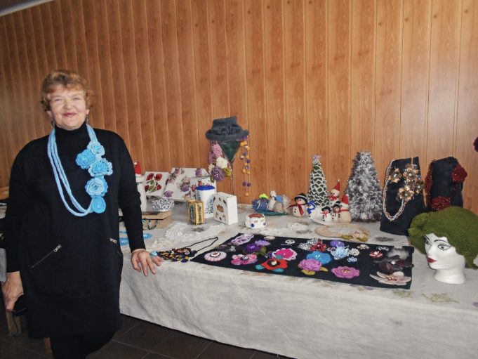 Ragelietė Julija Jasiūnienė prie savo rankdarbių. Bibliotekos archyvo nuotr.