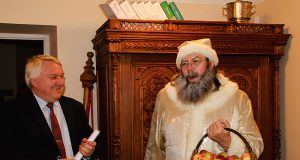 Rokiškio verslo klubo prezidentas Irmantas Tarvydis į susitikimą atvyko ne tuščiomis – su krepšiu lietuviškų obuolių.