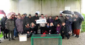 Tarptautinės konferencijos dalyviai įsiamžino Gireišių kaime esančiame viename iš Struvės geodezinio lanko punktų. Rokiškio rajono VVG archyvo nuotr.