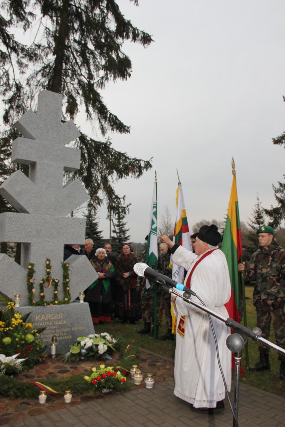 Kazliškio klebonas pašventino paminklą 1949 m. vasario 16 d. Lietuvos laisvės kovos sąjūdžio deklaracijos signatarui Vytautui Gužui-Kardui. L. Dūdaitės-Kralikienės nuotr.