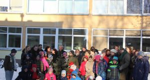 Rokiškio pagrindinės mokyklos kolektyvas su parko kūrimo partneriais Rokiškio urėdijos miškininkais prie jų dovanotos Kalėdų eglutės. A.Minkevičienės nuotr