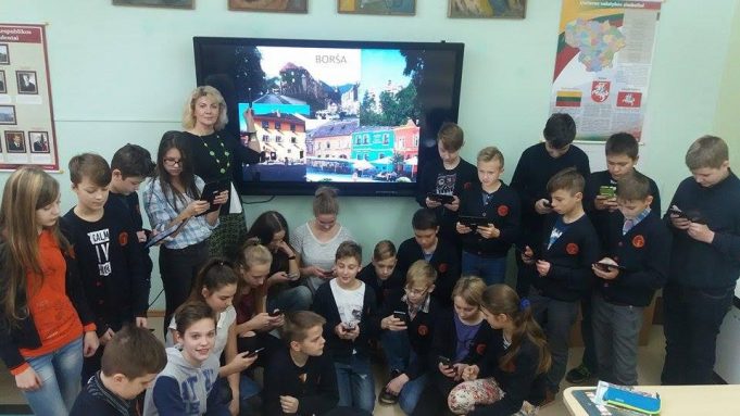 Tūbeliečiai lapkričio tema taip siunčia linkėjimus projekto partneriams į Boršą.