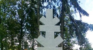 Prie paminklo signatarui Vytautui Gužui-Kardui istorikas Valius Kazlauskas (kairėje) įsiamžino su signataro broliu Danieliumi. D. Zibolienės nuotr.