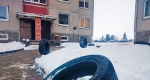 Kuris automobilis "pelenė" kieme pametė padangas? N. Kraliko nuotr.