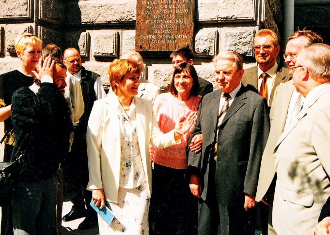 Poetė Elena Mezginaitė (viduryje) per Lietuvos Persitvarkymo Sąjūdžio minėjimą su poetu Justinu Marcinkevičiumi (ketvirtas iš dešinės) ir Sąjūdžio atsakingąja sekretore Angonita Rupšyte. A. Baltuškaitės nuotr.