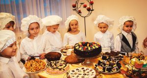 Pyragų dieną „Nykštuko“ mažieji auklėtiniai daina kvietė skanauti tėvelių ir įstaigos darbuotojų iškeptų pyragų. Paaukoti 243,31 Eur buvo skirti „Nykštuko“ sporto zonai įrengti. D . Zibolienės nuotr.