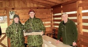 Lietuvos kariuomenės dienai skirtų šaudymo varžybų spūdingą rankų darbo pereinamąjį prizą šiemet laimėjo Krašto apsaugos savanorių pajėgų Vyčio apygardos 5-osios rinktinės 506-osios kuopos pirmoji komanda – kapitonas Sergejus Afanasjevas ir eilinis Evaldas Vitkauskas. A. Veikšio archyvo nuotr.