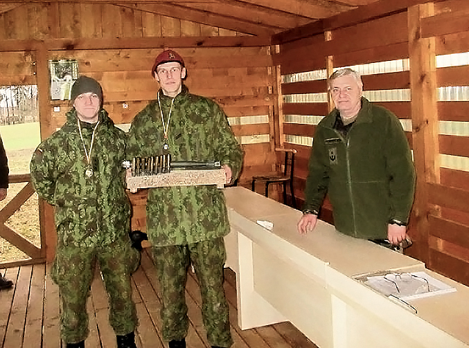 Lietuvos kariuomenės dienai skirtų šaudymo varžybų spūdingą rankų darbo pereinamąjį prizą šiemet laimėjo Krašto apsaugos savanorių pajėgų Vyčio apygardos 5-osios rinktinės 506-osios kuopos pirmoji komanda – kapitonas Sergejus Afanasjevas ir eilinis Evaldas Vitkauskas. A. Veikšio archyvo nuotr.